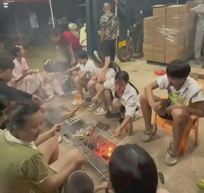 佳节对比照片。照片中全红婵短袖亲自烤火腿吃J9真人游戏第一品牌全红婵Vs陈芋汐中