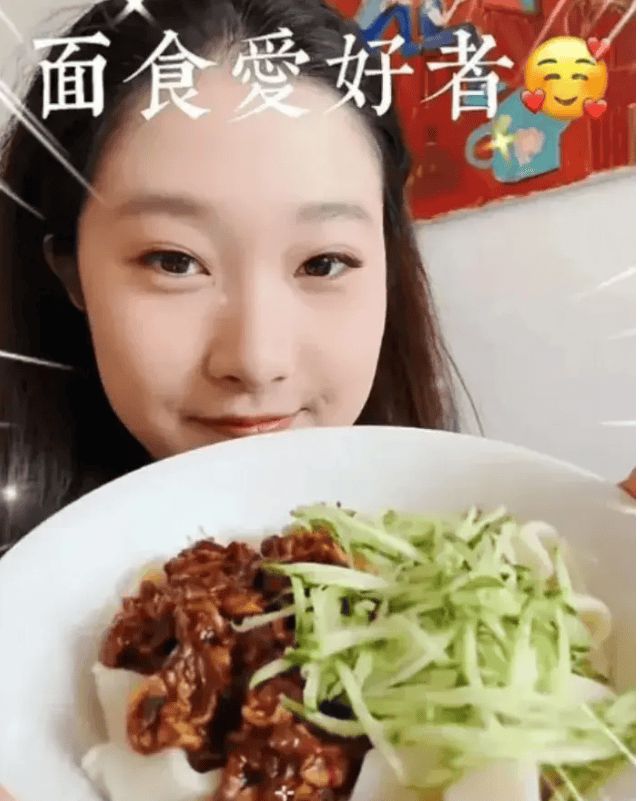 烘焙姐妹俩神态神似马伊琍 网友大赞!J9真人游戏第一品牌爱马与妹妹一起做(图3) 烘焙姐妹俩神态神似马伊琍 网友大赞!J9真人游戏第一品牌爱马与妹妹一起做(图3)