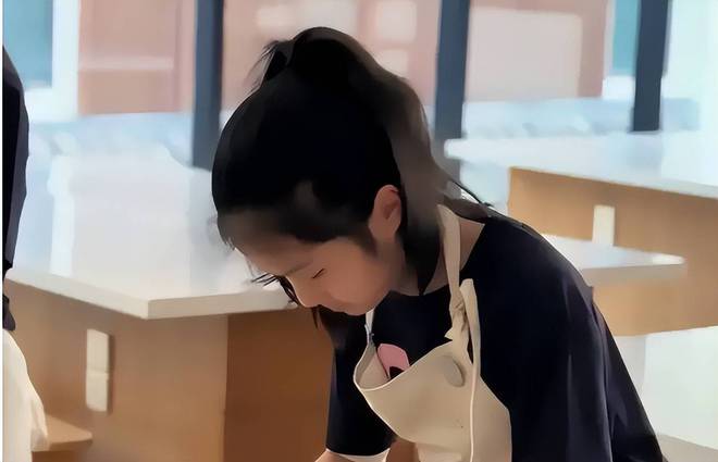 烘焙姐妹俩神态神似马伊琍 网友大赞!J9真人游戏第一品牌爱马与妹妹一起做(图4) 烘焙姐妹俩神态神似马伊琍 网友大赞!J9真人游戏第一品牌爱马与妹妹一起做(图4)