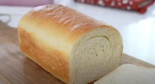 一下做出软乎乎的鲜奶面包j9国际站登录把面粉叠(图4)