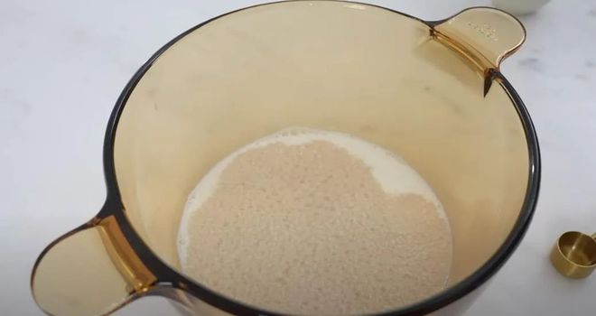 一下做出软乎乎的鲜奶面包j9国际站登录把面粉叠(图2)